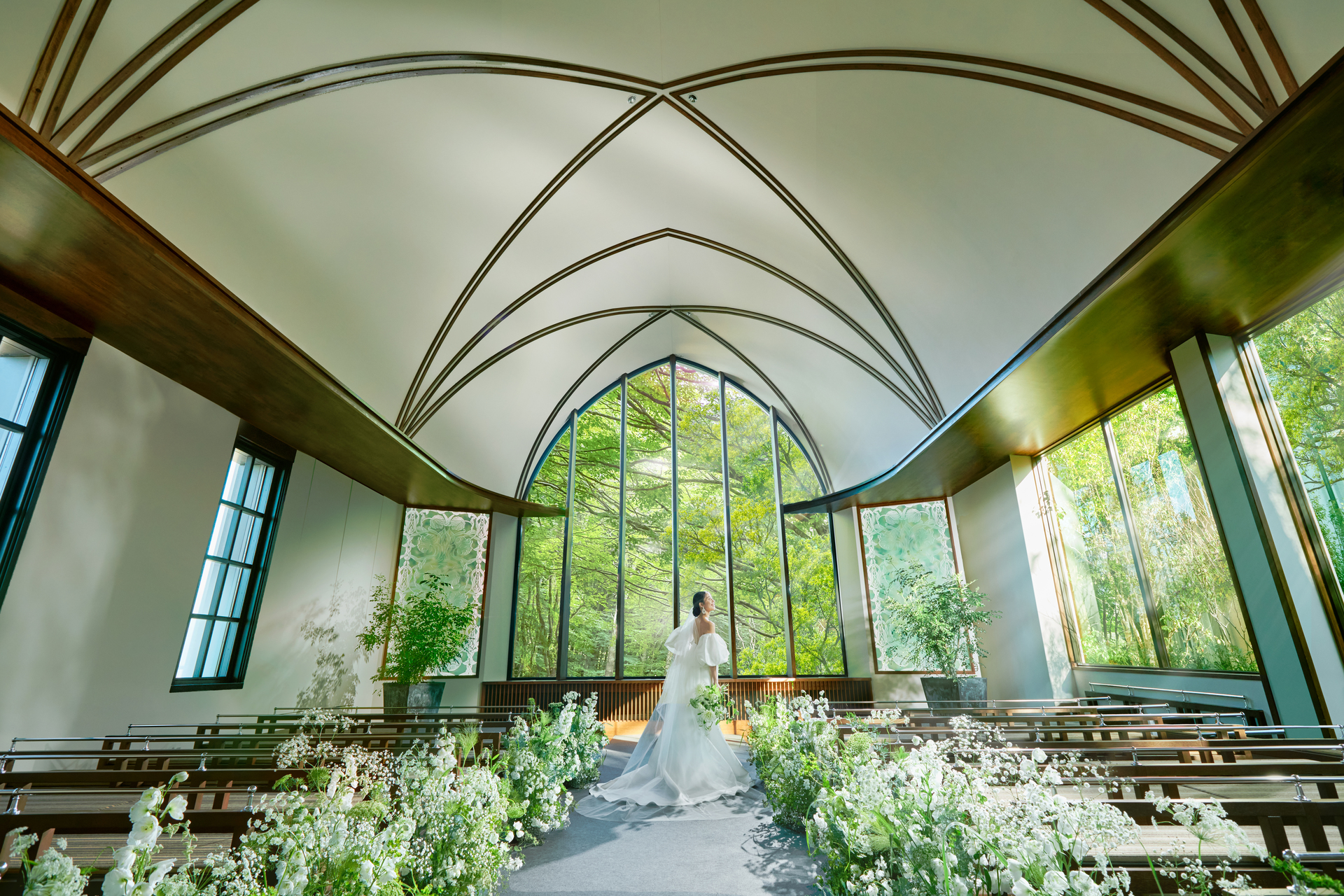 森に包まれた 完全独立型チャペル